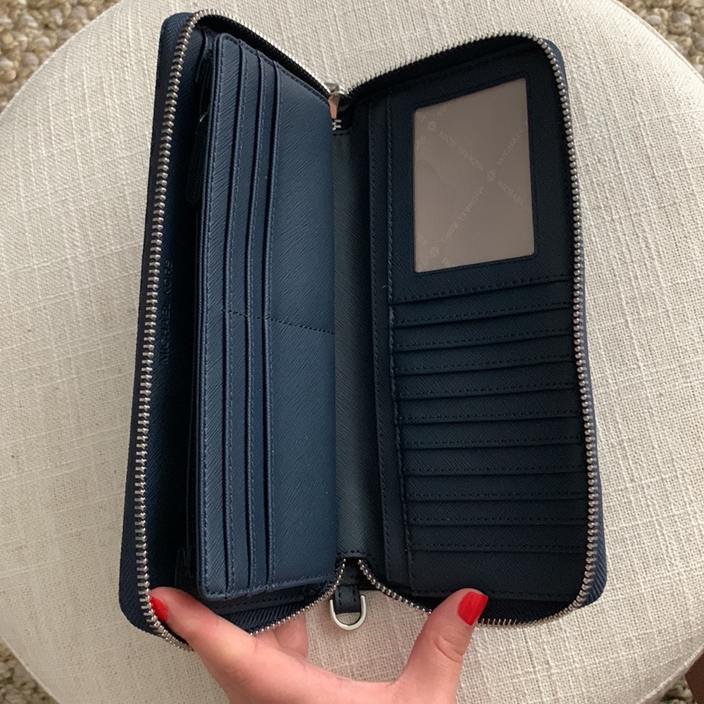 Michael Kors Logo Wallet - Picture 3 of 4